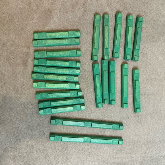 Vintage Lincoln Logs Lot of 22 Green Building Blocks Parts 2 and 3 Notch - Picture 2 of 3